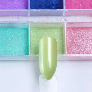Vue macro de poudre à ongles nacrée vert menthe appliquée sur un ongle témoin