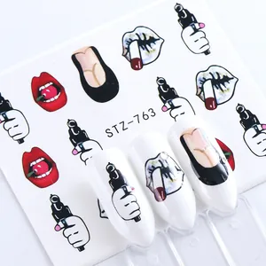 Dettaglio di decalcomanie per unghie con labbra rosse e armi per manicure edgy