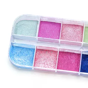 Vue macro de poudre de paillettes pour ongles aurora colorées en palette divisée