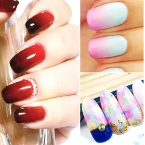 Λεπτομερής παρουσίαση nail art με διαβάθμιση χρωμάτων, υφή μαρμάρου και λάμψη glitter