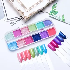 Détail du set de 12 poudres à ongles aurora avec effet perlé et embouts de présentation