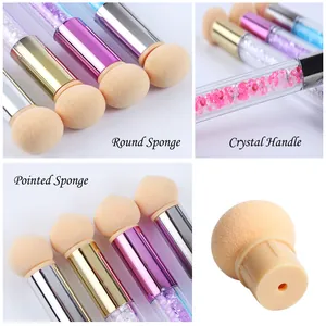 Détail du pinceau éponge pour ongles à double embout avec manche en cristal brillant