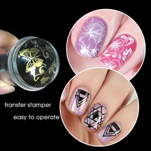 Makroansicht des Nailart-Stempels mit Silikonkopf und verschiedenen Transfer-Mustern