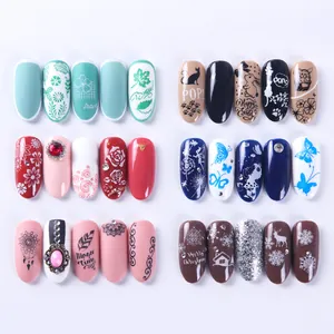 Piastre per nail art con motivi floreali, farfalle e disegni natalizi assortiti