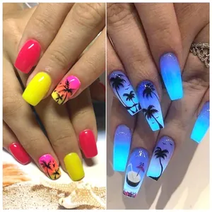 Duale Ansicht von Neon-Nagelkunst mit leuchtend blauen Palmen im Dunkeln und am Tageslicht