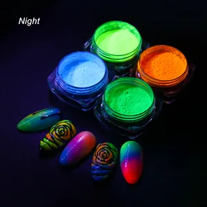 Leuchtendes Nagel-Glitzerpuder-Set mit intensivem Glow-in-the-Dark-Effekt auf schwarzem Grund