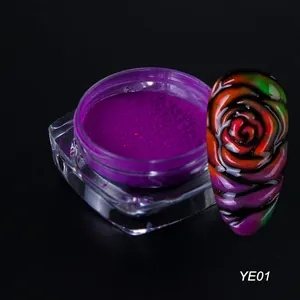Makro-Detail von neonviolettem Nagelpuder und 3D-Rosen-Nagelkunst in Nuance YE01