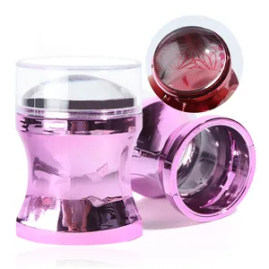 Macro-opname van metallic roze nagelstempel met doorzichtige siliconen kop