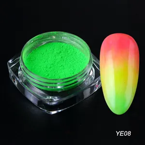 Neongrünes Nagel-Fluoreszenzpulver-Detail mit Verlaufseffekt auf Nagelspitze und Glas