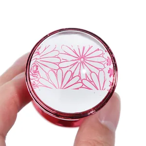 Macro-opname van de heldere siliconen nail art stempel met rood frame en bloempatroon