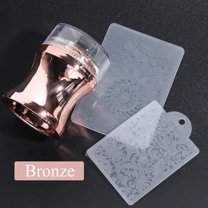 Macro-opname van bronzen nail art stempel met siliconen kop en mandala etsplaten
