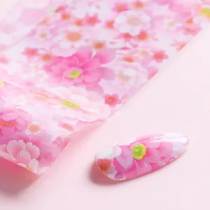 Dettaglio di adesivi floreali rosa per unghie con disegni di ciliegio e rose