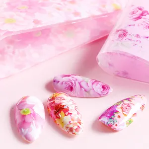 Vista macro di decalcomanie per unghie con rose rosa e margherite per nail art floreale