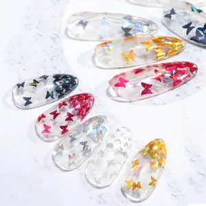 Vue détaillée de faux ongles en résine amande longue avec paillettes papillon laser colorées
