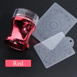 Macro-opname van rode metalen nagelstempel met twee mandala-patroon stempelplaten