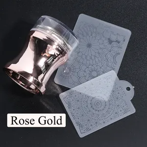 Macro-opname van roségouden nagelstempel en twee bloemmotief stempelplaten