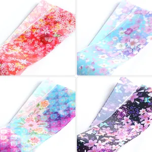 Vista macro di adesivi nail art con fiori e pizzo per manicure fai-da-te professionale