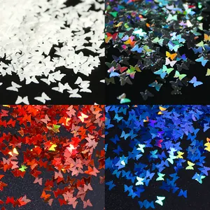 Detalle macro de lentejuelas holográficas para uñas con forma de mariposa en colores