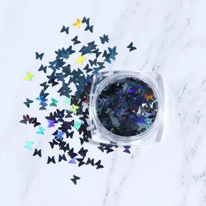 Vue macro de paillettes papillon laser irisées foncées pour la décoration des ongles