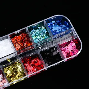 Macro de lentejuelas de mariposa para uñas en organizador de doce rejillas metalizadas