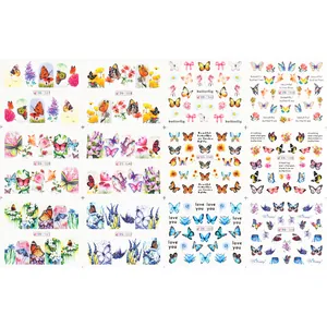 Vue détaillée de 12 planches de stickers nail art à l'eau, motifs fleurs et papillons
