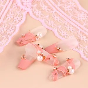 Faux ongles mats roses avec nœuds 3D, perles et billes métalliques en coffret