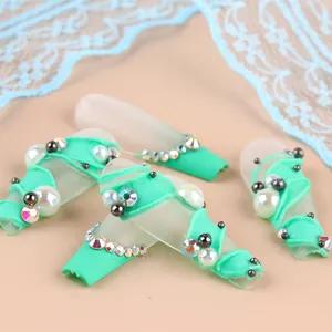 Faux ongles vert menthe avec perles blanches, strass brillants et texture relief en 3D