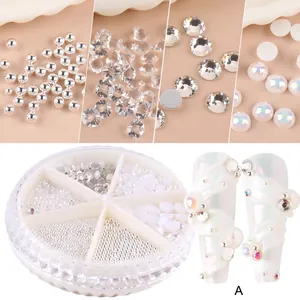 Détails de bijoux à ongles mixtes comprenant perles argentées, nacres et strass
