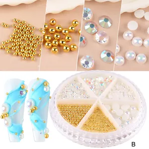 Détails du kit nail art B incluant perles dorées, strass et perles en boîte de 6 compartiments