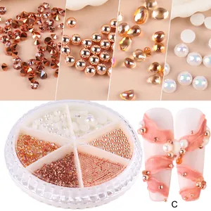 Détails macro de décors d'ongles avec strass et perles dans un boîtier à six compartiments