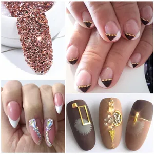 Détail macro de charmes d'ongles dorés et argentés appliqués dans divers styles français et géométriques