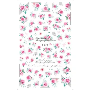 Dettaglio degli adesivi per unghie con rose rosa acquerello, foglie verdi e motivi geometrici
