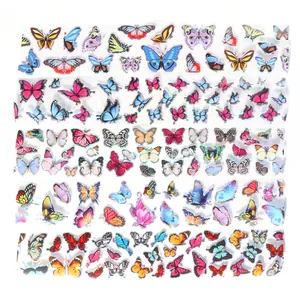 Gros plan sur des stickers ongles papillons laser holographiques aux reflets colorés