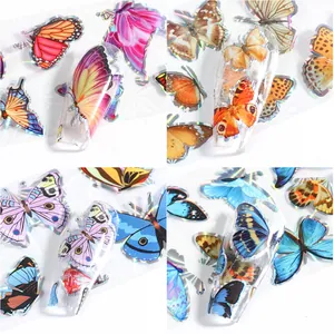 Gros plan de stickers à ongles papillon laser colorés avec effet holographique Aurora