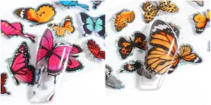 Détail d'autocollants papillon laser colorés sur de longs ongles en acrylique transparents