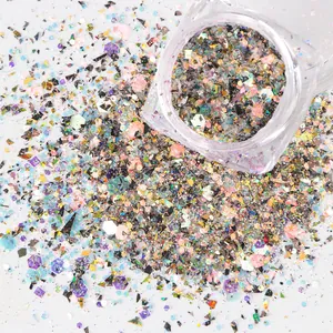 Makroaufnahme von irisierenden Laser-Nagel-Glitzerpailletten aus einer Klarsichtbox