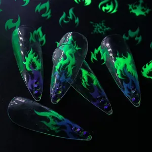 Dettaglio di adesivi per unghie a fiamma neon con strass viola su punte lunghe a spillo