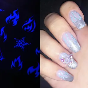 Adesivi per nail art fluorescenti con motivi di fiamme blu e stelle luminose al buio