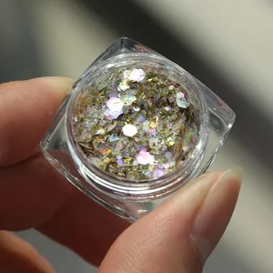 Makroaufnahme von irisierenden holografischen Nagel-Glitzerflocken in Sechseckform