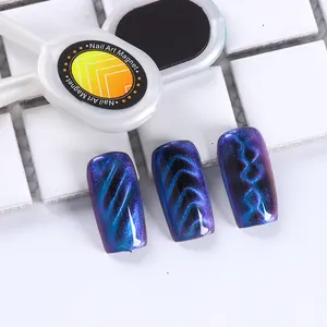 Detalle de un imán potente para manicura creando varios efectos ojo de gato en uñas