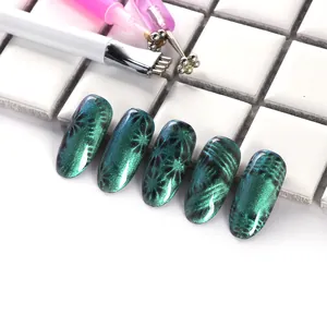 Detalle de uñas postizas efecto ojo de gato verde oscuro con patrones magnéticos radiales