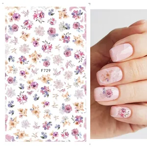 Dettaglio degli adesivi per unghie F729 con fiori colorati su manicure rosa