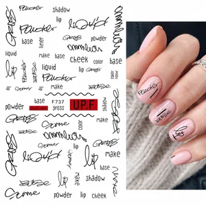 Detailansicht von 3D-Nagelstickern mit minimalistischen schwarzen Buchstaben