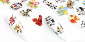 Dettagli adesivi unghie stile tatuaggio con serpenti colorati, teschi e disegni di lupi