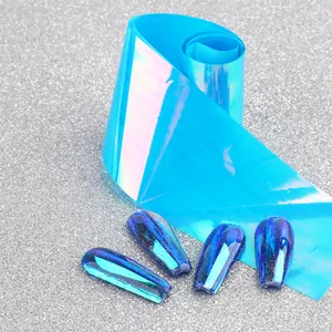 Vue macro de feuilles d'ongles iridées aurore en bleu violet métallisé pour décoration d'ongles
