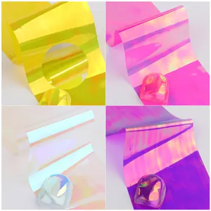 Vue macro de film d'aurore pour ongles montrant un effet miroir iridescent sur faux ongles