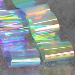 Gros plan sur le film nail art holographique aux reflets irisés aurora et éclats colorés