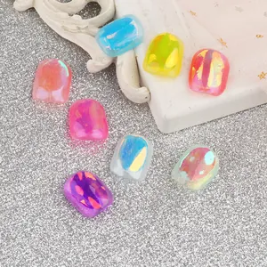Vue macro de flocons de nail art aurore irisés montrant des reflets holographiques variés