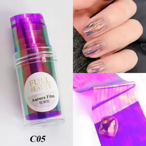 Dettaglio decorazione unghie aurora C05 in flacone con effetto viola iridescente