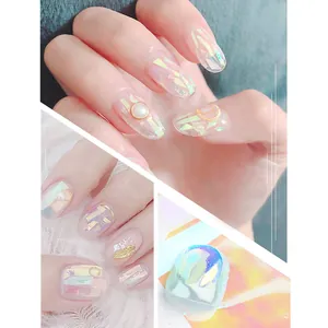 Dettagli macro di nail art aurora con piume dorate e carta vetrata iridescente